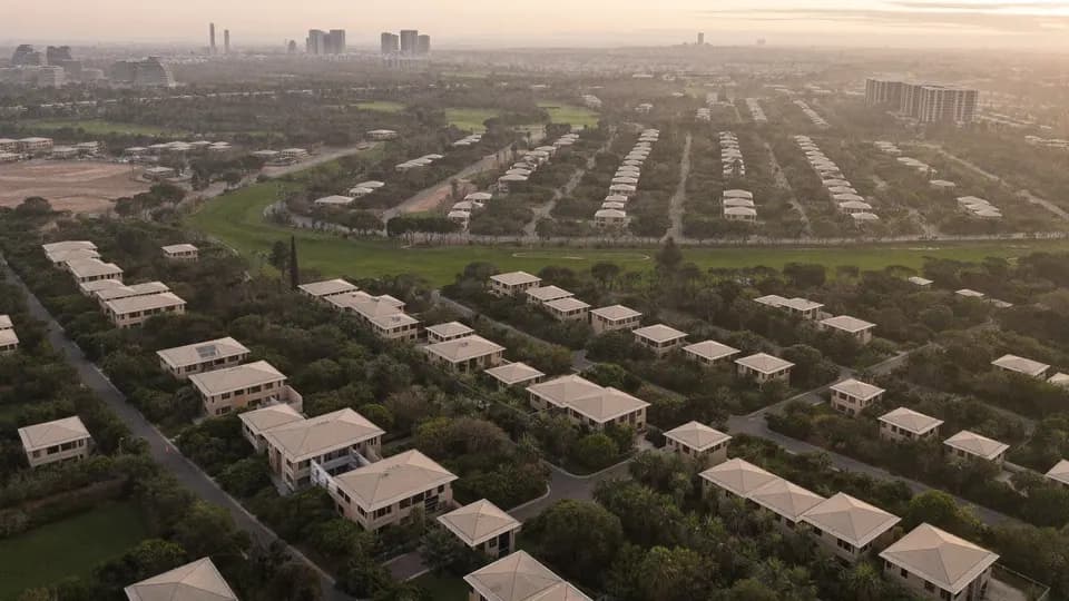 ドバイ・ヒルズ・エステートの住宅街とゴルフコースのイメージ(AI生成)