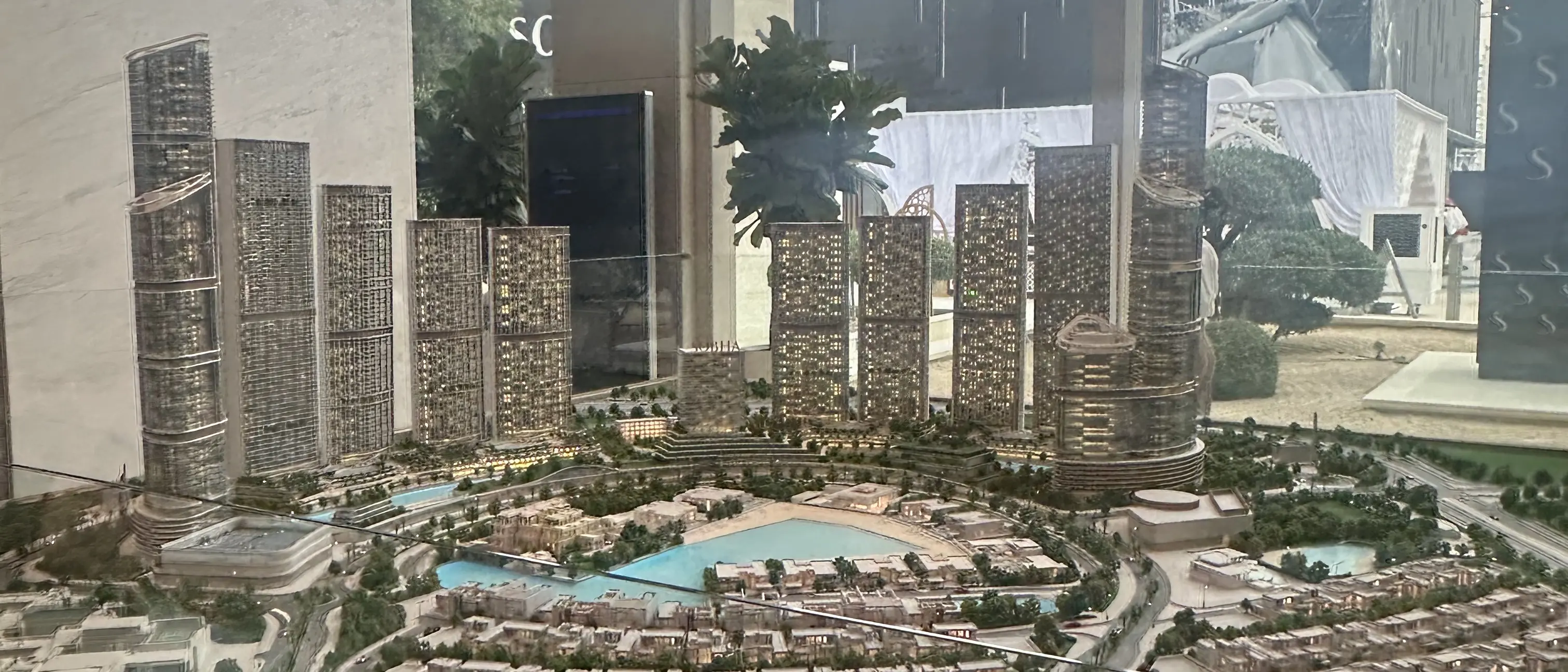 ショールームに展示された開発計画の都市模型(現地撮影)