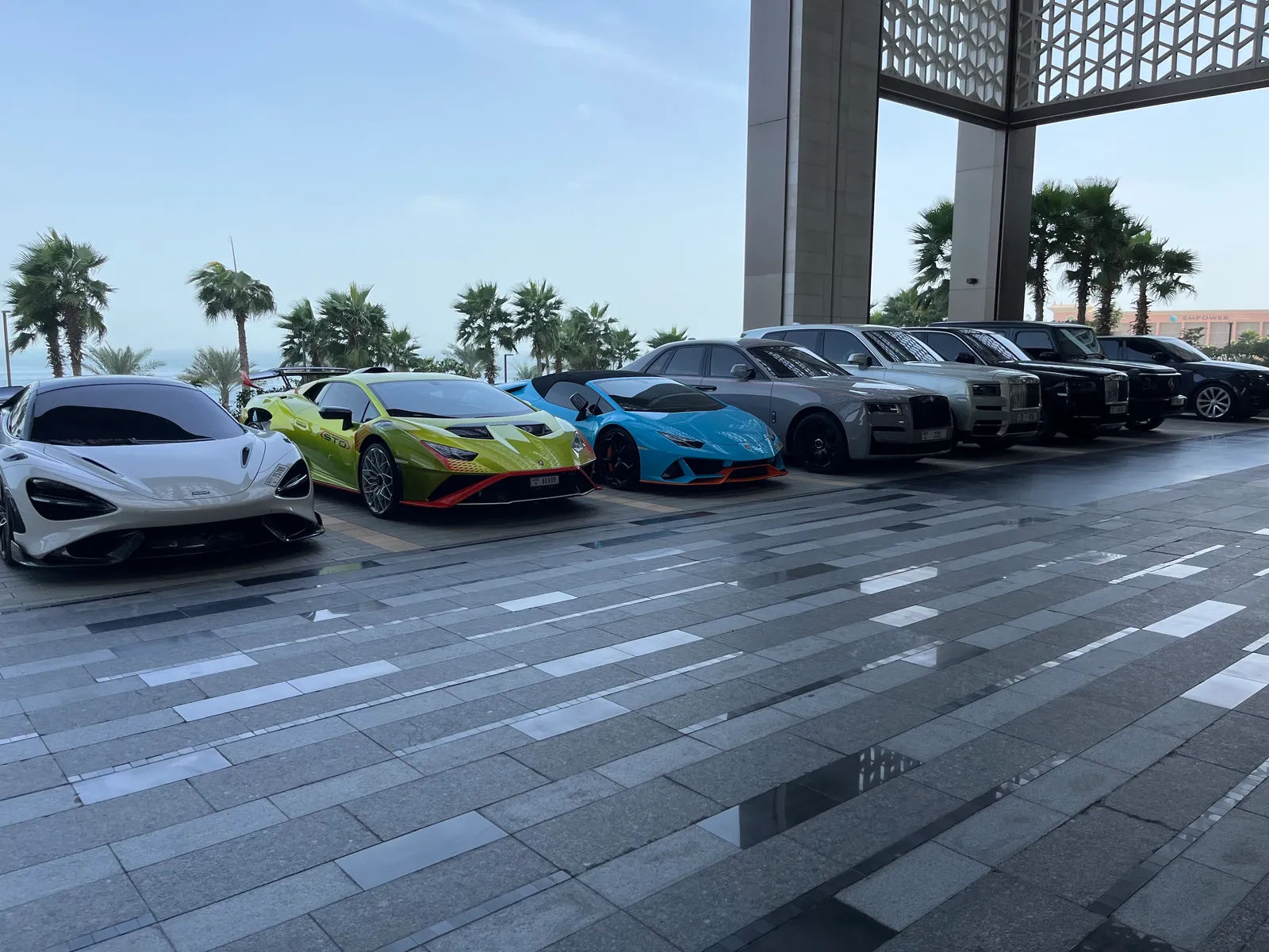 ホテルの前に並ぶスーパーカー